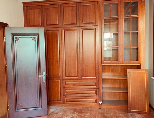 泉山中式家庭装修里定制的实木衣柜效果图